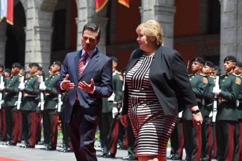 April 12, 2018 - Mexico City, Mexico - Mexican President Enrique Pena Nieto (R) and Norwegian prime Minister Erna Solberg, talk during her welcome ceremony at the National Palace in Mexico City on April 12, 2018. Mexico City Mexico  - ZUMAn230 20180412_zaa_n230_840 Copyright: xCarlosxTischlerx