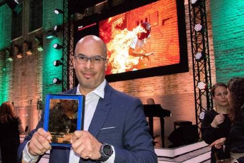 Themen der Woche KW15 Bilder des Tages Venezuelan photojournalist Ronaldo Schemidt poses with his World Press Photo award in in Amsterdam, Netherlands, 12 April 2018. The winning picture portraits Jose Victor Salazar, a Venezuelan opposition protestor accidentally burnt during clashes past 03 May 2017 in Caracas. Venezuelan Ronaldo Schemidt wins World Press Photo award !ACHTUNG: NUR REDAKTIONELLE NUTZUNG!  Copyright: xDavidxMoralesxUrbanejax AMS01 20180413-636591762662947495