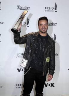 Luis Fonsi (Kategorie Newcomer international)) bei Verleihung Deutscher Musikpreis ECHO 2018 in Messe Berlin.