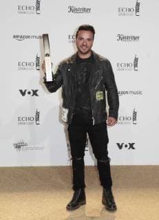 Luis Fonsi (Kategorie Newcomer international)) bei Verleihung Deutscher Musikpreis ECHO 2018 in Messe Berlin.