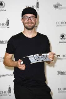 Entertainment Bilder der Woche Bilder des Tages Preisträger Mark Forster bei der Verleihung vom ECHO POP am 12.04.2018 in Berlin ECHO POP Verleihung 2018 in Berlin - Gewinner Preistraeger Pressroom *** Award winner Mark Forster at the presentation of the ECHO POP on 12.04.2018 in Berlin ECHO POP presentation 2018 in Berlin Winner Price winner Pressroom 