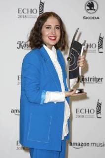 Bilder des Tages Preisträgerin Alice Merton bei der Verleihung vom ECHO POP am 12.04.2018 in Berlin ECHO POP Verleihung 2018 in Berlin - Gewinner Preistraeger Pressroom