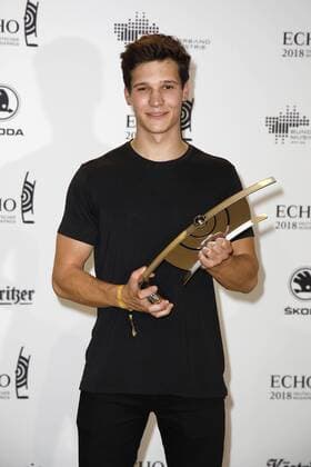 Entertainment Bilder der Woche Bilder des Tages Preisträger Wincent Weiss bei der Verleihung vom ECHO POP am 12.04.2018 in Berlin ECHO POP Verleihung 2018 in Berlin - Gewinner Preistraeger Pressroom *** Award winner Wincent Weiss at the presentation of the ECHO POP on 12 04 2018 in Berlin ECHO POP ceremony 2018 in Berlin Winner Price winner Pressroom 