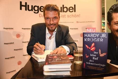 Entertainment Bilder der Woche Bilder des Tages Hardy Krüger jr. Buchpräsentation Der leise Ruf des Schmetterlings Giger Verlag Hugendubel Karlsplatz Buch Lesung lesen München 12. April 2018 *** Hardy Krüger jr Buchpräsentation The silent call of the butterfly Giger publishing house Hugendubel Karlsplatz read reading book Munich 12 April 2018