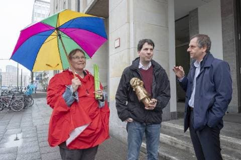 Negativ Zwerg Deutschland, Berlin, 13.04.2018, Negativpreis für Ausschreibung Oberregierungsrat Öffentlichkeitsarbeit Taskforce Schulbau verliehen, Verleihung Negativpreis Hubert-Luise in Gold (Zwerg) für die unnötigste Stelle im öffentlichen Dienst, durch Aktive von GiB (Gemeingut in BürgerInnenhand) der Bildungssenatorin Sandra Scheeres, Thorsten Metter, Leiter der Pressestelle der Senatsverwaltung für Bildung (rechts) nahm den Preis stellvertretend entgegen, die Laudatio hielt Carl Waßmuth (Mitte) , Sprecher von Gemeingut in BürgerInnenhand (GiB), vor der Senatsverwaltung für Bildung, Jugend und Familie, Â
