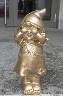 Negativ Zwerg Deutschland, Berlin, 13.04.2018, Negativpreis für Ausschreibung Oberregierungsrat Öffentlichkeitsarbeit Taskforce Schulbau verliehen, Verleihung Negativpreis Hubert-Luise in Gold (Zwerg) für die unnötigste Stelle im öffentlichen Dienst, durch Aktive von GiB (Gemeingut in BürgerInnenhand) der Bildungssenatorin Sandra Scheeres, vor der Senatsverwaltung für Bildung, Jugend und Familie, Â