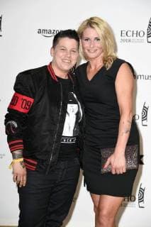 Kerstin Ott mit Ehefrau Karolina bei der 27. Verleihung des Deutschen Musikpreises Echo 2018 in der Messe Berlin. Berlin, 12.04.2017
