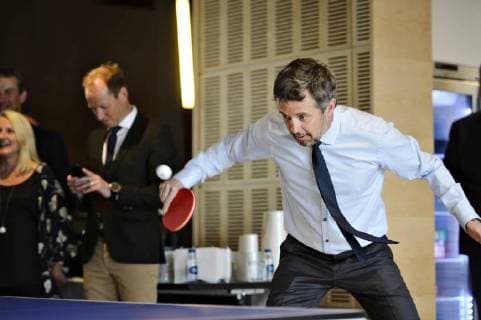 Kronprinz Frederik von Dänemark spielt Tischtennis On April 13th 2018 HRH Crown Prince Frederik presented the Denmark s Olympic Hope award to table tennis player Sofie Amanda Walloee and runner Anna Emilie Moeller. The award is given every year to Danish sport s talents in order to help them on their way to Olympic success. The award comes with a grant of 125.000 to further the receiver s talents in their fields. At the ceremony the Crown Prince played table tennis against winner Sofie Walloee.20180413-123620-1-2  Copyright: PhilipxDavali