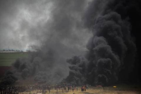 Themen der Woche KW15 Bilder des Tages Palestine: Protests begin along Gaza border Palestinians during a protest demanding the right to return to their homeland,third consecutive week, at the Israel border east of Jabalia in the Gaza City, April 13, 2018. Gaza Palestine Jabalia  RamezxHabboub
