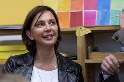 Schulstunde mit Ministerin und Dackl in Bonn. Am 13.04. 2018 war ein Streicherquartett des WDR Sinfonie-Orchesters im Rahmen einer besonderen Musikstunde zu Gast in der KGS Donatusschule in Bonn. Die Ministerin für Schule und Bildung des Landes Nordrhein-Westfalen, Yvonne Gebauer, war anwesend und übergab persönlich die DVD Dackl trifft Mozart . Weitere Gäste waren, Dr. Christoph Stahl, Hauptabteilungsleiter Orchester und Chor, sowie Julia Brück, Redakteurin WDR Musikvermittlung. Die Handpuppe Dackl wird von dem Puppenspieler Carsten Haffke geführt. Die Schülerinnen und Schüler der Klassen 1b und 3b traten ebenfalls auf. Im Bild die Ministerin für Schule und Bildung des Landes Nordrhein-Westfalen, Yvonne Gebauer. Bonn Nordrhein-Westfalen Deutschland