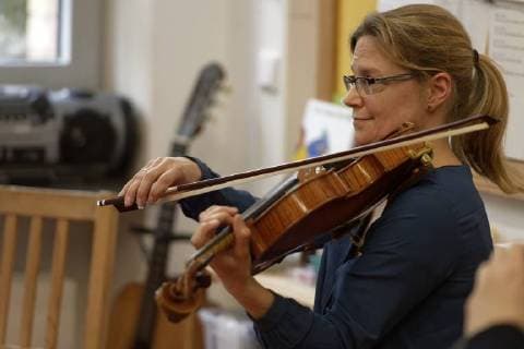 Schulstunde mit Ministerin und Dackl in Bonn. Am 13.04. 2018 war ein Streicherquartett des WDR Sinfonie-Orchesters im Rahmen einer besonderen Musikstunde zu Gast in der KGS Donatusschule in Bonn. Die Ministerin für Schule und Bildung des Landes Nordrhein-Westfalen, Yvonne Gebauer, war anwesend und übergab persönlich die DVD Dackl trifft Mozart . Weitere Gäste waren, Dr. Christoph Stahl, Hauptabteilungsleiter Orchester und Chor, sowie Julia Brück, Redakteurin WDR Musikvermittlung. Die Handpuppe Dackl wird von dem Puppenspieler Carsten Haffke geführt. Die Schülerinnen und Schüler der Klassen 1b und 3b traten ebenfalls auf. Im Bild die Bratschistin des Streichquartetts. Bonn Nordrhein-Westfalen Deutschland