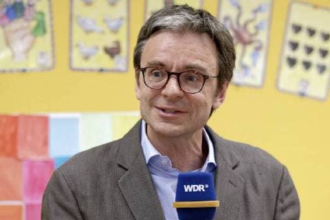 Schulstunde mit Ministerin und Dackl in Bonn. Am 13.04. 2018 war ein Streicherquartett des WDR Sinfonie-Orchesters im Rahmen einer besonderen Musikstunde zu Gast in der KGS Donatusschule in Bonn. Die Ministerin für Schule und Bildung des Landes Nordrhein-Westfalen, Yvonne Gebauer, war anwesend und übergab persönlich die DVD Dackl trifft Mozart . Weitere Gäste waren, Dr. Christoph Stahl, Hauptabteilungsleiter Orchester und Chor, sowie Julia Brück, Redakteurin WDR Musikvermittlung. Die Handpuppe Dackl wird von dem Puppenspieler Carsten Haffke geführt. Die Schülerinnen und Schüler der Klassen 1b und 3b traten ebenfalls auf. Im Bild Dr. Christoph Stahl, Hauptabteilungsleiter Orchester und Chor. Bonn Nordrhein-Westfalen Deutschland
