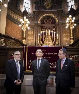 Themen der Woche KW15 Bilder des Tages Bundesaussenminister Heiko Maas (M), SPD, besucht gemeinsam mit dem Praesidenten des Zentralen Israelitischen Konsistoriums Belgiens, Philippe Mankiewicz (R) und dem Oberrabbiner Bruessels, Albert Guigui (L), die Grosse Synagoge von Europa in Bruessel, 13.04.2018. Bruessel Belgien *** Federal Foreign Minister Heiko Maas M SPD visits together with the President of the Central Israelite Consistory of Belgium Philippe Mankiewicz R and Chief Rabbi Bruessels Albert Guigui L the Great Synagogue of Europe in Brussels 13 04 2018 Brussels Belgium Copyright: xXanderxHeinlx