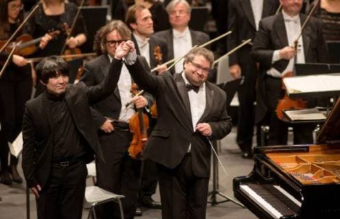 Korean Jim-Hyeon Lee (L) greets the audience next to orchestra director Paul Mann (C) during the final of the sixtieth Jaen Award of Piano, at the Infanta Leonor Theater, in Jaen, Spain, 13 April 2018. Sixtieth Jaen Award of Piano !ACHTUNG: NUR REDAKTIONELLE NUTZUNG!  Copyright: xJosexManuelxPedrosax GRAF3288 20180414-636592642449308991