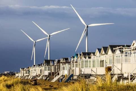 Windräder, Windpark, Ferienhäuser, Strandhäuser am Strand von Ijmuiden in Nordholland, Niederlande,