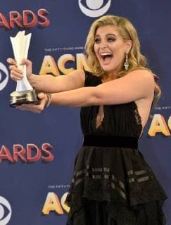 Entertainment Bilder der Woche Bilder des Tages Lauren Alaina, winner of the award for New Female Vocalist of the Year, appears backstage at the 53rd annual Academy of Country Music Awards held at MGM Grand Garden Arena in Las Vegas, Nevada on April 15, 2018. The show will be telecast live on CBS.  LAV20180415408 JIMxRUYMEN