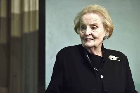Madeleine Albright (80), die Politikerin und ehemalige US Außenministerin bei ihrer Fascism: A Warning Buch Vorstellung am 9.04.2018 in New York Madeleine Albright s Fascism: A Warning Book Signing at Barnes & Noble in New York City on April 9, 2018 *** Madeleine Albright 80 The Politician and Former US Secretary of State at her Fascism A Warning Book Presentation on 9 04 2018 in New York Madeleine Albrights Fascism A Warning Book Signing at Barnes Noble in NYC on April 9, 2018 