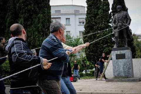 Themen der Woche KW16 Bilder des Tages April 16, 2018 - Athens, Greece - Supporters of the Greek Communist party try to pull down a statue of U.S. President Harry S. Truman during a protests against U.S.-led airstrikes in Syria. Police used tear gas to disperse the protesters and the statue was not damaged. Athens Greece - ZUMAe114 20180416_zaa_e114_005 Copyright: xEurokinissix