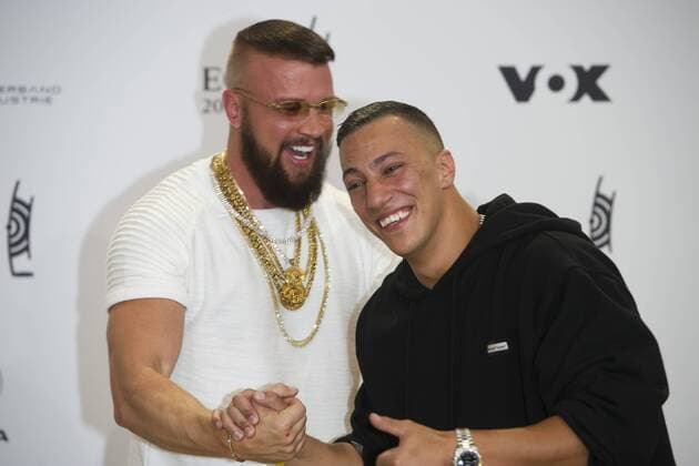 KOLLEGAH und FARID BANG, Rapper, Roter Teppich, Red Carpet Show, Ankunft, arrival, ECHO POP -Verleihung - Deutscher Musikpreis 2018 in der Messe Berlin, Palais am Funkturm, am 12.04.2018.