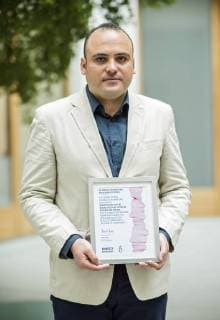 Fuer einen furchtlosen Einsatz trotz staatlicher Repressionen wird das aegyptische Nadeem-Zentrum in Kairo fuer die Rehabilitierung von Opfern von Gewalt und Folter mit dem Menschenrechtspreis von Amnesty International am Montagabend (16.04.18) in Berlin ausgezeichnet. Stellvertretend fuer das Nadeem-Zentrum nimmt der aegyptische Arzt und Menschenrechtsaktivist Taher Mokhtar (Foto mit dem Preis bei der Pressekonferenz am Montag) entgegen, da die Betreiber des Zentrums nicht aus Aegypten ausreisen duerfen. Das Nadeem-Zentrum setzt sich seit 25 Jahren fuer Folteropfer ein. Die Mitarbeiter der Organisation errichteten eine Spezialklinik zur Behandlung Ueberlebender von Misshandlungen durch die Sicherheitskraefte, wo Betroffene medizinisch und psychologisch betreut werden. Im Februar 2017 wurde die Klinik von den Behoerden offiziell geschlo Copyright: epd-bild ChristianxDitsch EDITORIAL USE ONLY