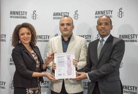 Fuer einen furchtlosen Einsatz trotz staatlicher Repressionen wird das aegyptische Nadeem-Zentrum in Kairo fuer die Rehabilitierung von Opfern von Gewalt und Folter mit dem Menschenrechtspreis von Amnesty International am Montagabend (16.04.18) in Berlin ausgezeichnet. Stellvertretend fuer das Nadeem-Zentrum nimmt der aegyptische Arzt und Menschenrechtsaktivist Taher Mokhtar entgegen, da die Betreiber des Zentrums nicht aus Aegypten ausreisen duerfen. Foto bei der Pressekonferenz am Montag, v.l.: Najia Bounaim, Stellvertretende Nordafrika-Direktorin fuer Kampagnen im Internationalen Sekretariat von Amnesty International EDITORIAL USE ONLY