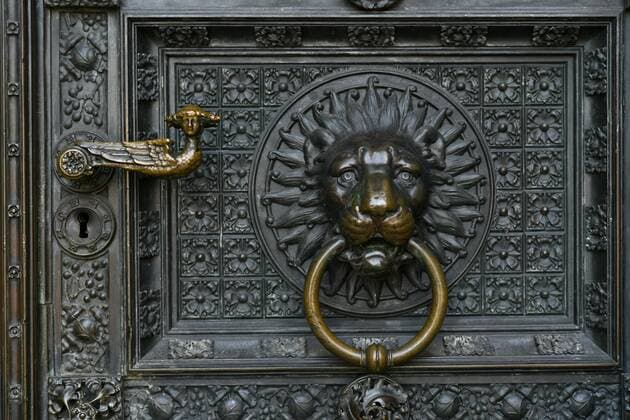 Türklinke und Türklopfer, Löwenkopf am Eingagngsportal, Westportal, Kölner Dom, Köln, Nordrhein-Westfalen, Deutschland *** Doorknob and door knocker Löwenkopf am Eingagngsportal Westportal Cologne Cathedral Cologne North Rhine Westphalia Germany
