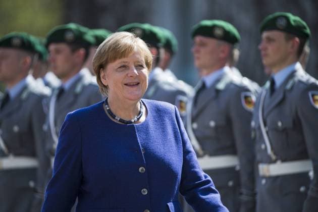 Themen der Woche KW16 Bilder des Tages April 17, 2018 - Berlin, Germany - German Chancellor Angela Merkel greets the soldiers of the guard of honour before meeting the Prime Minister of New Zealand Jacinda Ardern at the Chancellery in Berlin, Germany on April 17, 2018. Berlin Germany  - ZUMAn230 20180417_zaa_n230_574 Copyright: xEmmanuelexContinix