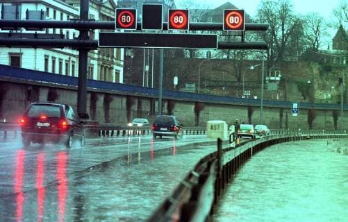Hochwasser ueberraschte die Autofahrer in Saarbruecken. Die Saar stieg ueber Nacht wegen der Regenfaelle so stark an, dass die Uferpromenade und die Stadtautobahn (Foto) gesperrt werden mussten. Inzwischen ist die Hochwasserumfahrt eingerichtet.
