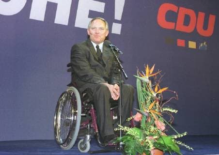 CDU-Parteichef Dr. Wolfgang Schäuble eröffnet den Presse-Empfang am, Abend vor dem CDU-Parteitag in Essen (09. April 2000). *** CDU party leader Dr Wolfgang Schäuble opens the press reception on the evening before the CDU party congress in Essen 09 April 2000
