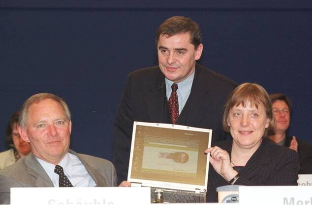 Der ehemalige Unionschef Dr. Wolfgang Schäuble, der saarländische Ministerpräsident Peter Müller und die neue Vorsitzende der CDU, Angela Merkel, (v.l.) auf dem CDU-Parteitag in Essen (10. April 2000). Schäuble bekam einen Laptop und eine eigene Homepage zum Abschied. *** The former head of the Union Dr Wolfgang Schäuble, the Saarland Prime Minister Peter Müller and the new chairman of the CDU Angela Merkel v l at the CDU party in Essen 10 April 2000 Schäuble got a laptop and a separate homepage to say goodbye