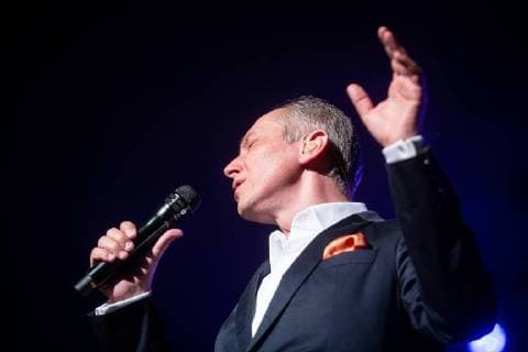 Entertainment Bilder der Woche KW16 Themen der Woche KW16 Bilder des Tages Belgian singer Helmut Lotti aka Helmut Lotigiers performs during a concert in Charleroi, Tuesday 17 April 2018.  JAMESxARTHURxGEKIERE 05330815