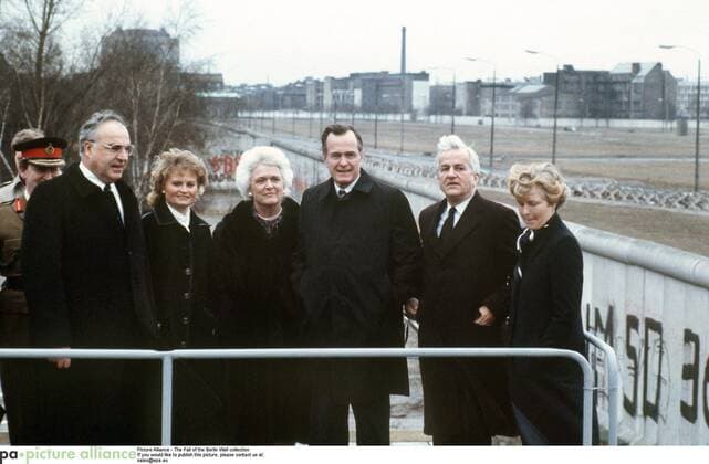 ***FILE PHOO*** BARBARA BUSH HAS PASSED AWAY (1925-2018) ARCHIVE - L-R: The West German chancellor Helmut Kohl, his wife Hannelore, Barbara Bush, her husband, American vice president George Bush, the mayor of Berlin Richard von Weizsaecker and his wife Marianne near the wall dividing Berlin, Germany, 31 January 1983. The former German chancellor Helmut Kohl died at the age of 87 on the 16 June. The news was shared with the German Press Agency by Kohl s lawyer Holthoff-Pfoertner. Photo: Konrad Giehr dpa MediaPunch ***FOR USA ONLY*** Copyright: xx