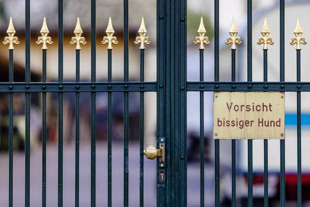 Toreinfahrt des Winterquartiers von Circus Roncalli. Köln, 16.04.2018 *** Gate entrance of the winter quarters of Circus Roncalli Cologne 16 04 2018 Foto:xC.xHardtx xFuturexImage