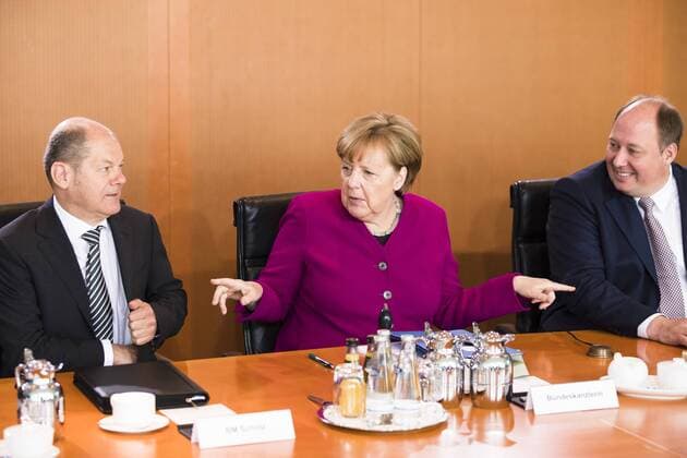 Bilder des Tages April 18, 2018 - Berlin, Germany - German Chancellor Angela Merkel (C), German Finance Minister and Vice-Chancellor Olaf Scholz (L) and German Chief of Staff Helge Braun (R) are pictured prior to the Weekly Cabinet Meeting at the Chancellery in Berlin, Germany on April 18, 2018. Berlin Germany  - ZUMAn230 20180418_zaa_n230_557 Copyright: xEmmanuelexContinix