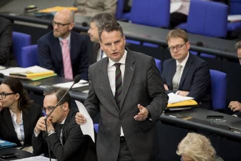 Parlamentarischer Staatssekretaer beim Bundesminister des Innern Guenter Krings (C) waehrend einer Fragestunde in der 52. Plenarsitzung des Bundestages am 18. April 2018. *** Parliamentary Secretary of State to the Federal Minister of the Interior Guenter Krings C during a question time in the 52 plenary session of the Bundestag on 18 April 2018