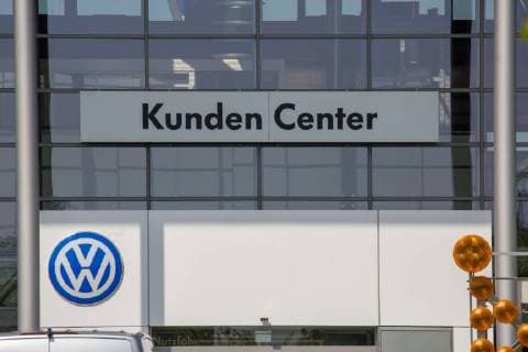 VW Kundencenter Nutzfahrzeuge im VW Werk Hannover Stöcken - gesehen am 18.04.2018 *** VW Customer Center Commercial vehicles in the VW plant Hanover sticks seen on 18 04 2018