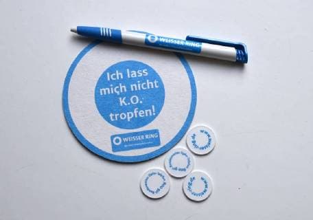 22.03.2018, Tag der Kriminalitätsopfer, Logo, Weisser Ring, damit Opfer nicht alleine bleiben, gemeinnütziger Verein und einziger bundesweit tätiger Opferhilfeverein mit über 3.000 ehrenamtlichen Helfern in 420 Außenstellen. Die Organisation hilft Menschen, die Opfer von Kriminalität und Gewalt geworden sind und deren Angehörigen. Internetkriminalität, Cybermobbing, sexueller Missbrauch, Einbruch, Diebstahl, Zivilcourage, K.-O Tropfen, Enkeltrick, *** 22 03 2018 Day of victims of crime Logo Weisser Ring so that victims do not remain alone charitable association and only nationwide victim support association with over 3,000 volunteers in 420 field offices The organization helps people who have become victims of crime and violence and their family cybercrime Cybermobbing sexual abuse burglary Theft civil courage KO drops grandchild tri