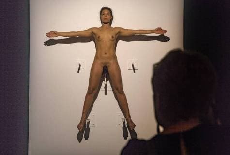 Themen der Woche KW16 Bilder des Tages Unter dem Titel Marina Abramovic. The Cleaner praesentiert die Bundeskunsthalle in Bonn ab Freitag (20.04.18) bis 12. August Werke aus 50 Jahren, darunter Filme, Fotografien, Malerei, Zeichnungen, Skulpturen, Installationen sowie ausgesuchtes Archivmaterial der Kuenstlerin Marina Abramovic. Zudem werden zu bestimmten Zeiten Neuauflagen ihrer Performances zu sehen sein, die von geschulten Performern ausgefuehrt werden, wie hier die Installation Luminosity von 1977, bei der eine nackte Frau auf einem Fahrradsattel an einer Wand sitzt und von einem Scheinwerfer angestrahlt wird). Die 1947 geborene Serbin Abramovic gehoert zu den meist diskutierten Kuenstlerinnen der Gegenwart. Bekannt wurde sie durch ihre radikalen Performances. Dabei lotet sie haeufig die Grenzen ihrer physischen und psychischen Belastbarkeit aus. Gezeigt werden auch Fo Copyright: epd-bild MeikexBoeschemeyer EDITORIAL USE ONLY