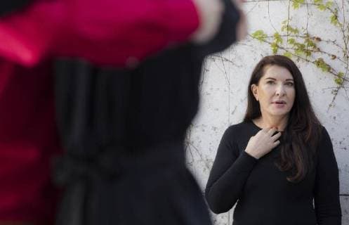 Unter dem Titel Marina Abramovic. The Cleaner praesentiert die Bundeskunsthalle in Bonn ab Freitag (20.04.18) bis 12. August Werke aus 50 Jahren, darunter Filme, Fotografien, Malerei, Zeichnungen, Skulpturen, Installationen sowie ausgesuchtes Archivmaterial der Kuenstlerin Marina Abramovic. Zudem werden zu bestimmten Zeiten Neuauflagen ihrer Performances zu sehen sein, die von geschulten Performern ausgefuehrt werden, wie hier Similar Illusion voin 1981. Rechts Abramovic. Die 1947 geborene Serbin gehoert zu den meist diskutierten Kuenstlerinnen der Gegenwart. Bekannt wurde sie durch ihre radikalen Performances. Dabei lotet sie haeufig die Grenzen ihrer physischen und psychischen Belastbarkeit aus. Gezeigt werden auch Fotos und Filmaufnahmen der gemeinsamen Performances mit dem deutschen Kuenstler Ulay, mit dem Abramovic zwoelf Jahre Copyright: epd-bild MeikexBoeschemeyer EDITORIAL USE ONLY