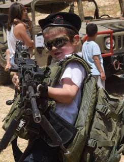Themen der Woche KW16 Bilder des Tages A Jewish boy wears army gear and holds an assault weapon on Israel s 70th Independence Day at a military display in the Ma ale Adumim Jewish Settlement, West Bank, April 19, 2018.  JER2018041909 DEBBIExHILL