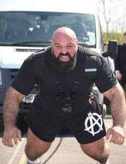 Entertainment Bilder der Woche KW16 Bilder des Tages England s Strongest Man and Britain s Strongest Man Laurence Shahlaei visits Abbey Park School in Swindon where he pulled a minibus full of students. APRIL 19th 2018  RWNx181122