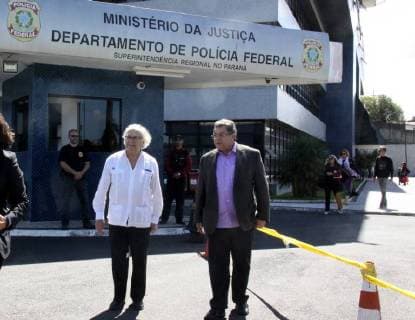 CURITIBA, PR - 19.04.2018: NOBEL DA PAZ E TEÓLOGO BOFF VISITAM LULA - Adolfo Pérez Esquivel, Nobel Peace Laureate in 1980, theologian Leonardo Boff and the Norwegian delegation (LAG), gave a press conference on Thursday (19), after failing to visit Lula. Esquivel and Boff left the PF building and visited Camp Lula, in the Santa Candida neighborhood of Curitiba. In the photo, Adolfo Pérez Esquivel, Nobel Peace Prize of 1980, leaves the building of the PF. x1517588x  DirceuxPortugal