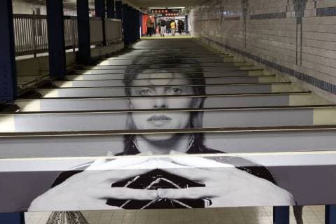 Themen der Woche KW16 Bilder des Tages April 19, 2018 - New York City, New York, US - In the Lower Manhattan neighborhood where he quietly lived and died on 10 January 2016, legendary rocker David Bowie photographic images and quotes have gone on display at his local subway stop. From April 18 to May 13, wall-sized images and art inspired by the musician will color the walls inside the subway of his former neighborhood. New York City US - ZUMAl135 20180419_zap_l135_034 Copyright: xG.xRonaldxLopezx