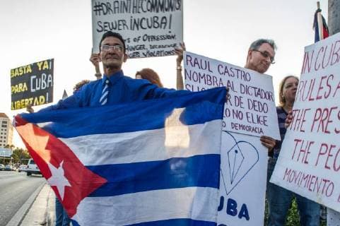 Detractors of the Cuban government participate in a vigil called by several of the most influential Cuban exile groups in Miami, USA, 19 April 2018. The Cuban exiles in the US agreed to describe as insult to democracy , farce and arbitrary the relief in the Cuban Presidency, after the ratification of Miguel Diaz-Canel by the National Assembly as successor of Raul Castro in the position. Exile qualifies as mockery the arbitrary relay in the Presidency in Cuba !ACHTUNG: NUR REDAKTIONELLE NUTZUNG!  Copyright: xGiorgioxVierax FLO01 20180420-636597905080132256