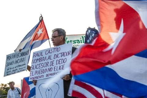 Detractors of the Cuban government participate in a vigil called by several of the most influential Cuban exile groups in Miami, USA, 19 April 2018. The Cuban exiles in the US agreed to describe as insult to democracy , farce and arbitrary the relief in the Cuban Presidency, after the ratification of Miguel Diaz-Canel by the National Assembly as successor of Raul Castro in the position. Exile qualifies as mockery the arbitrary relay in the Presidency in Cuba !ACHTUNG: NUR REDAKTIONELLE NUTZUNG!  Copyright: xGiorgioxVierax FLO01 20180420-636597905714507260