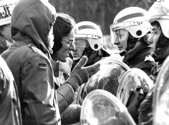 AKW Brokdorf, Demonstration Großdemonstration gegen Inbetriebnahme Atomkraftwerk Brokdorf. Versuch eines Dialogs zwischen Demonstranten und Polizisten. Ausschreitungen, Polizei. Atomkraftgegner, Kernkraftgegner, Anti-Atom-Demonstration. Foto vom 28.02.1981, *** Brokdorf nuclear power plant Demonstration Large-scale demonstration against commissioning Brokdorf nuclear power plant Trial of a dialogue between demonstrators and police Riots Police Nuclear opponents Nuclear power opponents Anti-nuclear demonstration Photo from 28 02 1981