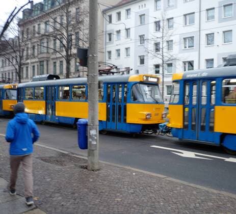Leipzig. 28 MAR 2018. Straßenbahn Linie 1 nach Lausen. In Leipzig sind die Bahnen gelb und blau. LEIPZIG. Copyright: Priller&MAUG PRM026393X