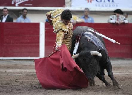Mexican bullfighter Leo Valadez in action during the second bullfighting of the National San Marcos Fair in Aguascalientes, Mexico, 20 April 2018. econd bullfight of the San Marcos Fair in Aguascalientes !ACHTUNG: NUR REDAKTIONELLE NUTZUNG!  Copyright: xMarioxGuzmanx MEX001 20180421-636598854391952351