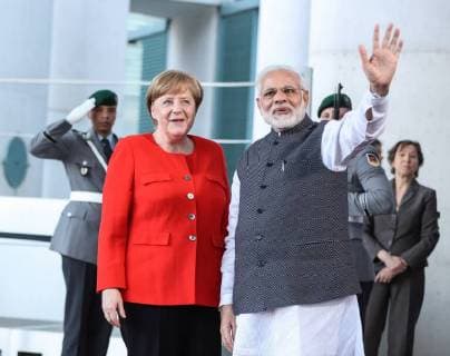 Themen der Woche KW16 Bilder des Tages (180420) -- BERLIN, April 20, 2018 -- German Chancellor Angela Merkel (L, front) poses for photos with visiting Indian Prime Minister Narendra Modi (R, front) at German Chancellery in Berlin, capital of Germany, on April 20, 2018. German Chancellor Angela Merkel on Friday evening received Indian Prime Minister Narendra Modi in his stopover in Berlin, but no details of meeting was revealed. ) GERMANY-BERLIN-INDIA-PM-VISIT ShanxYuqi 