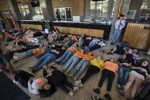 Bilder des Tages April 20, 2018 - Phoenix, Arizona, U.S - Students participate in a die-in protest against gun violence on Friday, April 20, 2018, at the state capitol in Phoenix, Arizona. The protest, one of many nationwide, was scheduled to coincide with the 19th anniversary of the 1999 school shooting at Columbine High School in Colorado. Phoenix U.S. - ZUMAm192 20180420_zap_m192_076 Copyright: xBenxMoffatx